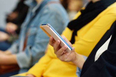 Telefon bağımlılığı kavramı. Kadın tutma cihazı ve ekrana dokunma veya mesaj yazma