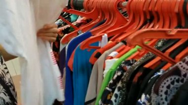 Kiev, Ukrayna - 23 Mayıs 2019: Giyim mağazası soyunma odası. Beyaz genç kadın evde veya mağazada dolapta onu moda kıyafeti giysileri seçerek