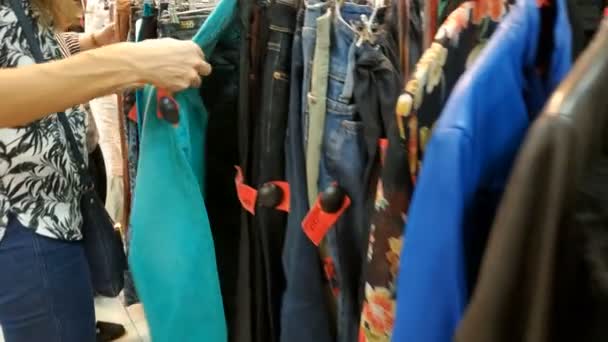 Kiev, Ukraina-maj 23 2019: klädaffär omklädningsrum. Kaukasiska ung kvinna väljer hennes mode outfit kläder i garderoben hemma eller butik — Stockvideo