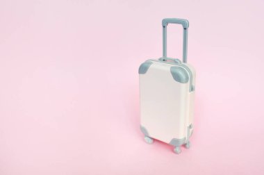 Pembe arka plan üzerinde şık bavul, metin için yer ile üst görünümü. Metniniz için yer ile seyahat konsepti