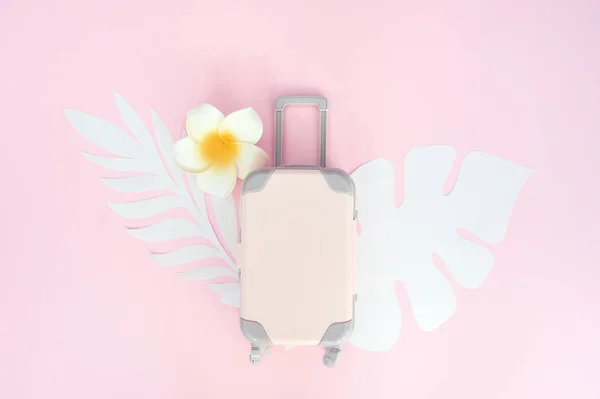 Ροζ βαλίτσα ταξιδιού σε ροζ φόντο με τροπικά φύλλα και λευκό λουλούδι. Ιδέα για ταξίδια. Επίπεδη είναι εξωτική — Φωτογραφία Αρχείου