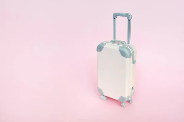 분홍색 배경에 세련된 가방, 텍스트 장소와 상단보기. 텍스트에 대한 장소가 있는 여행을 위한 개념 — 스톡 사진
