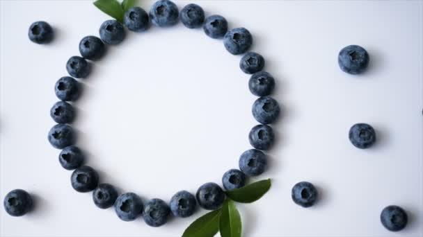 Video van zomer Blueberry hart frame detox op witte achtergrond. Liefde bessen grens ontwerp. Close-up bovenaanzicht of platte lay-out met plaats voor uw tekst — Stockvideo