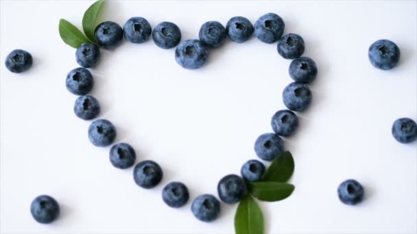 夏季蓝莓心脏框架排毒隔离在白色背景。爱浆果边框设计。特写顶部视图或平面放置您的文本的位置 — 图库视频影像