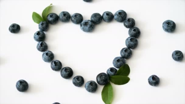 Lato Blueberry serce rama detox na białym tle. Miłość jagody projekt granicy. Zamknij widok z góry lub płaski lay z miejscem na tekst — Wideo stockowe