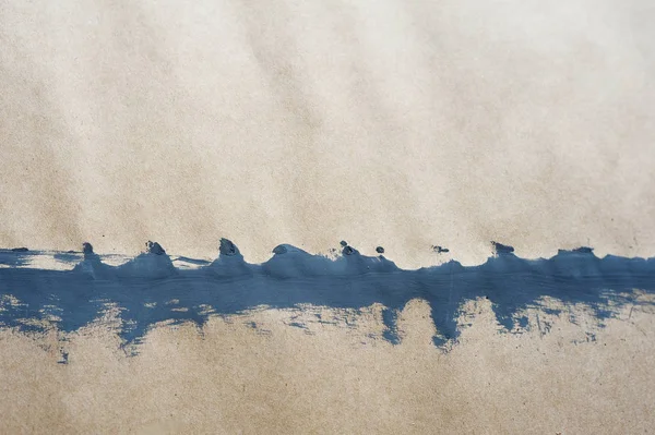 Tło z góry z szarej farby na papierze Kraft z kroplami, plamy. Ręcznie rysowane grunge sztuki — Zdjęcie stockowe