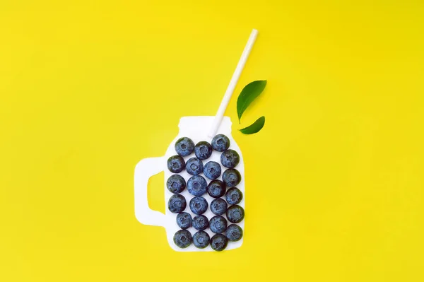 夏季冰沙与蓝莓醋栗排毒在黄色背景。浆果边框设计。特写顶部视图或平面放置您的文本的位置 — 图库照片