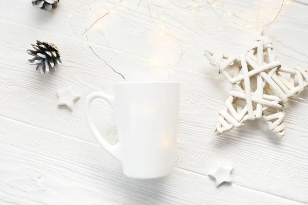Vit kaffekopp med jul koner och stjärnor. Utrymme för text eller design. Mockup vit kopp på en vit trä bakgrund. Flat Lay, topp Visa foto mock up — Stockfoto