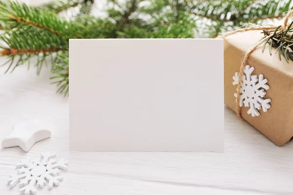 Sfondo natalizio per biglietto di auguri foglio di carta con posto per testo. sfondo di legno di Natale. Flat lay, vista dall'alto foto mockup — Foto Stock