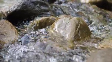 Vahşi Dağ Nehri, Berrak Nehir 'i kapatın. Taştan kayaların aktığı Gevezelik Deresi 'nin detaylı görüntüsü. Swift Sulama Suyu 'nda Rock Rapid. Ukrayna, Karpatyalı. Tam HD Görüntü Çekimi