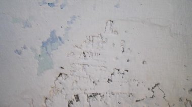Odadaki alçıyla aynı hizada macun duvar, yenileme ve yenileme çalışmaları, yakın görüş. Tamirat işi bitti. Gri çimento alçı dokusu. Sıvalı duvar yüzeyi