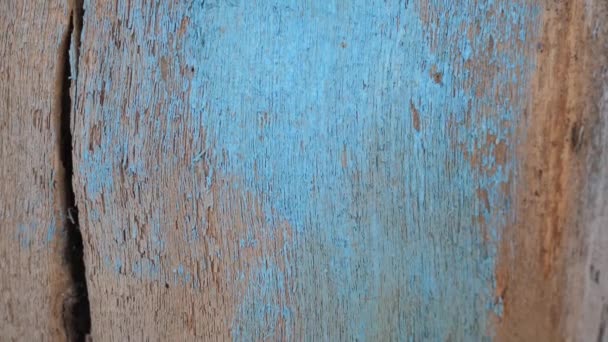 Текстура старых деревянных бирюзовых досок с трещинами и пятнами. Абстрактный фон деревянного столешницы — стоковое видео