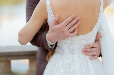 Yeni evliler samimi bir anı paylaşıyorlar, alyans parıldıyor, romantik bir kutlama sırasında derin duygusal bir bağ kuruyorlar.