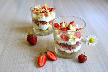 Önemsememek veya tatlı süzme peynir ve çilek ile. Kahvaltı