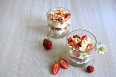 Önemsememek veya tatlı süzme peynir ve çilek ile. Kahvaltı