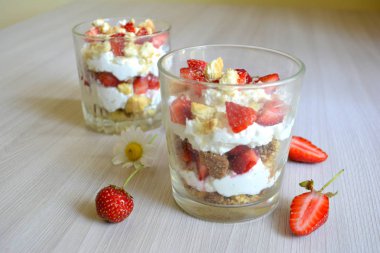 Önemsememek veya tatlı süzme peynir ve çilek ile. Kahvaltı