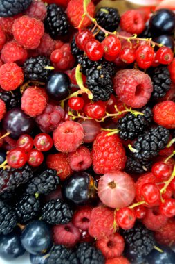 Taze organik yaz meyveleri arka plan. Kiraz, frenk üzümü, ahududu