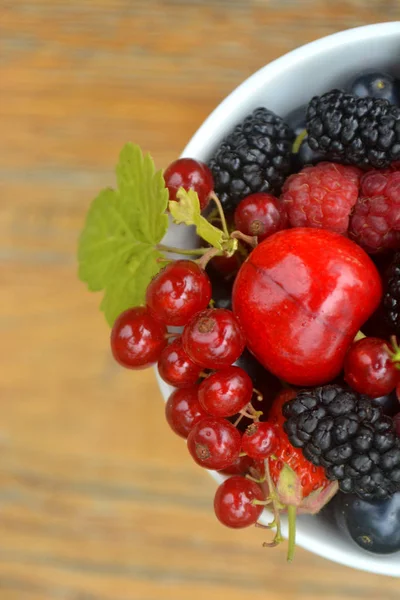 Verse Biologische Zomer Bessen Een Kopje — Stockfoto