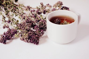 Bardak bitkisel çay ve hafif bir arka plan üzerinde otlar. Kopya alanı