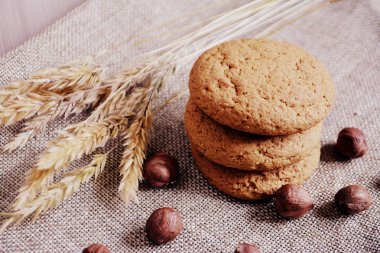Yulaf ezmeli kurabiye ve masanın üzerine fındık