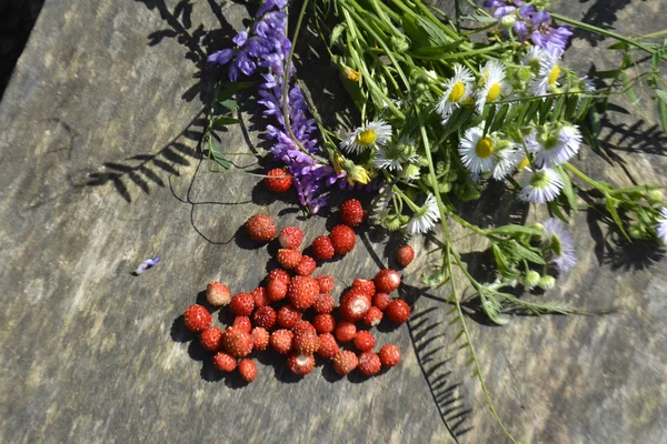 Fragole Selvatiche Fiori Sfondo Legno — Foto Stock