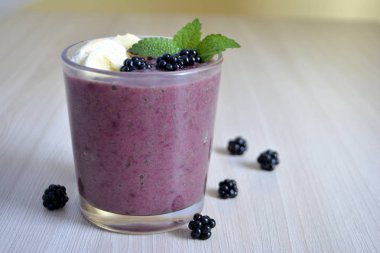 Masanın üzerine muz ve blackberry güler yüzlü