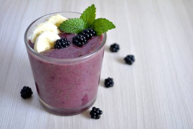 Masanın üzerine muz ve blackberry güler yüzlü