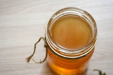 Masanın üzerine saydam bir kavanoza tatlım