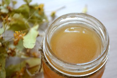 Masanın üzerine saydam bir kavanoza tatlım