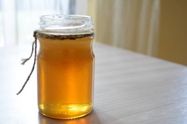 Masanın üzerine saydam bir kavanoza tatlım