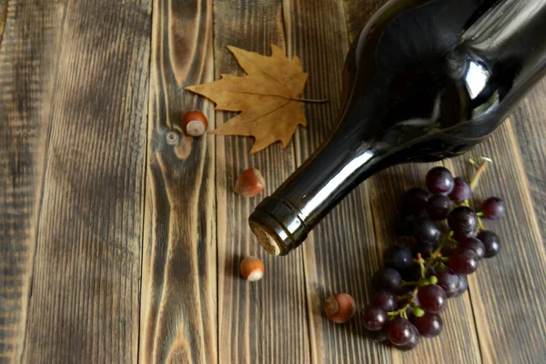 Otoño Composición Vino Botella Uvas Hojas Nueces Sobre Fondo Madera —  Fotos de Stock