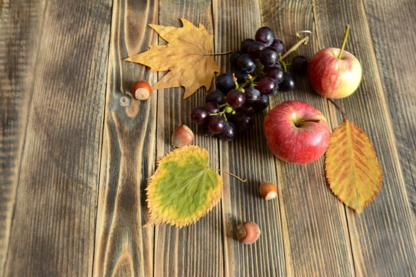 Composition Automnale Feuilles Colorées Raisin Pomme Noix Sur Fond Bois — Photo