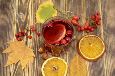 Sıcak kış ve sonbahar kızılcık içecek.