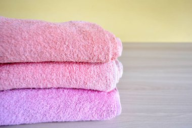 ev kavramı bir açık renkli sırada havlu yığını