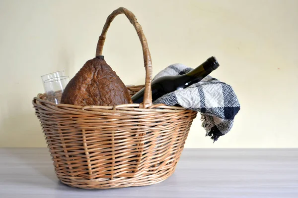 Wicker Picnic Basket Blanket Bottle Wine Bread Glasses — Stock Photo, Image