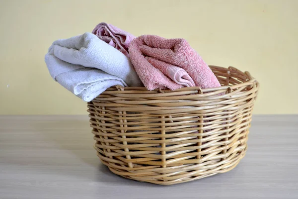 Wicker Basket Towels Light Background — Stock Photo, Image