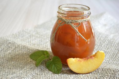 Ev yapımı şeftali veya kayısı reçel kavanoz içinde