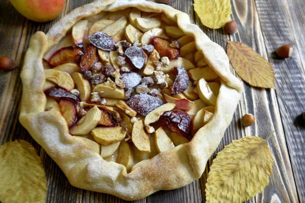 Galette Casera Con Manzanas Ciruelas Frutos Secos — Foto de Stock