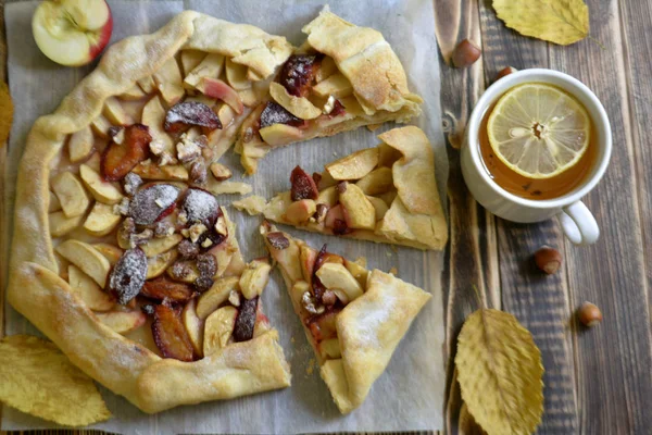 Galette Casera Con Manzanas Ciruelas Frutos Secos — Foto de Stock