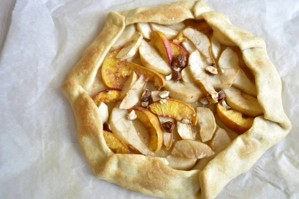 Galette Casera Con Diferentes Frutas Con Peras Melocotones Frutos Secos — Foto de Stock