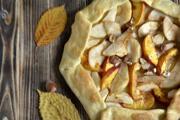 Zelfgemaakte Galette Met Verschillende Vruchten Met Peren Perziken Noten Houten — Stockfoto