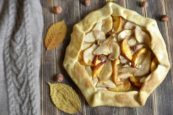 Zelfgemaakte Galette Met Verschillende Vruchten Met Peren Perziken Noten Houten — Stockfoto