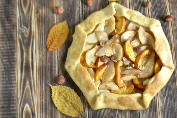 Galette Casera Con Diferentes Frutas Con Peras Melocotones Frutos Secos — Foto de Stock