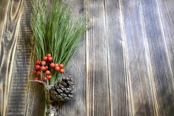 Zweig Eines Weihnachtsbaums Auf Hölzernem Hintergrund — Stockfoto