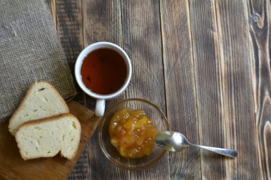 elma reçeli çay bardağı masaya ile tost