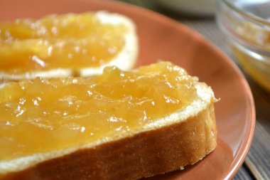 tost elma reçel ile kahvaltı tablosunu kapatın