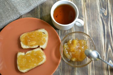 elma reçeli çay bardağı masaya ile tost