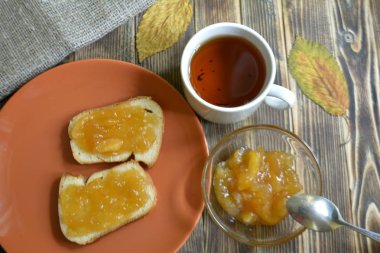 elma reçeli çay bardağı masaya ile tost