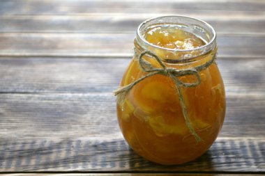 Elma reçel ahşap arka plan üzerinde bir kavanoz içinde