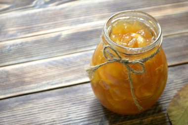 Elma reçel ahşap arka plan üzerinde bir kavanoz içinde